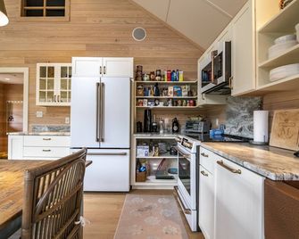 Red House- Eco Design with Tesla Charger - Keene Valley - Cocina