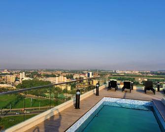 Aspire Suite - Douglas Luxury Apartments - Accra - Pool