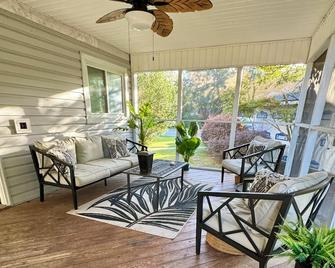 Renovated Lowcountry Home located near the Charleston area! - Moncks Corner - Living room