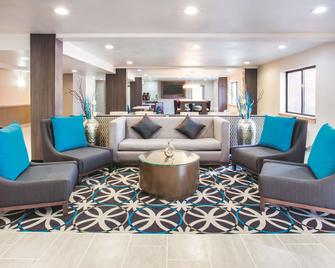 La Quinta Inn & Suites by Wyndham Cincinnati NE - Mason - Mason - Area lounge