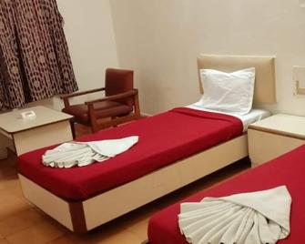 Hotel Ranjit Residency - Hyderabad - Bedroom