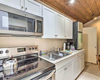 Charming Roan Mtn Cabin Across from Creek! - Roan Mountain - Kitchen