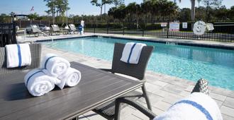 Holiday Inn Express & Suites Fort Myers Airport - Fort Myers - Pool