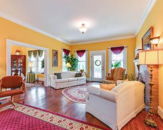 Elegant and Spacious Retreat about 18 Mi to Lake Norman! - Lincolnton - Living room