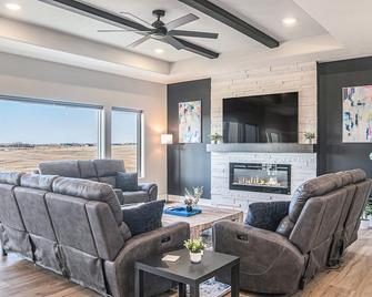 Walk to Water Park Game Room & Movie Theater - Gretna - Living room