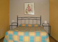 Apartamentos Turisticos Reyes Catolicos - Zaragoza - Bedroom