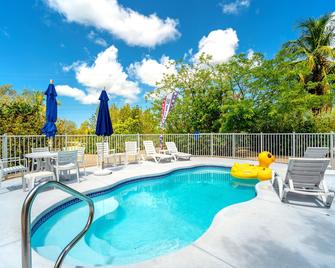 Barry Beach - Waterfront Beach House With Dock & Heated Pool! - Little Torch Key - Pool