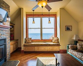 The Inn at Croftville Road Cottages #8. On the Shore of Lake Superior. - Grand Marais - Living room