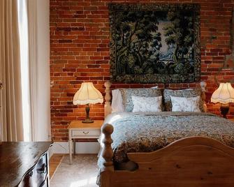 1850s Parisian Pied-A-Terre on Port Hope’s Main Street - Port Hope - Schlafzimmer