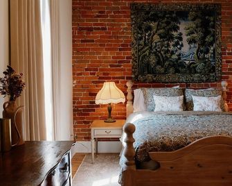 1850s Parisian Pied-A-Terre on Port Hope’s Main Street - Port Hope - Schlafzimmer