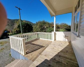 Westie On The West Coast - Private, Free Wifi, Entire Cottage - Greymouth - Balcony