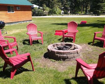 A Cozy, Affordable Studio Cabin Close To Glacier Park, Flathead Lake And More! - Columbia Falls - Patio