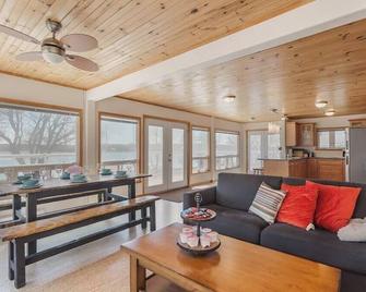 Hay Bay waterfront retreat - Sunshine's cottage - Napanee - Living room
