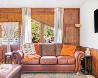 The Blue Star - Plant City - Living room