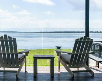 On The Corso - Sun-soaked Serenity with Lake Access - Gorokan - Balcony