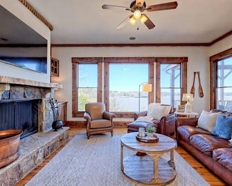 Breathtaking panoramic lake views on deep water! - Lavonia - Living room