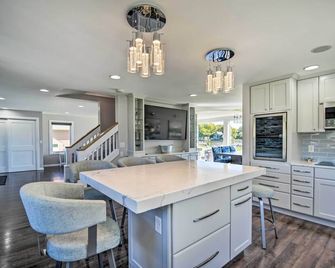 Home on Fox River Modern Decor Style! - McHenry - Кухня