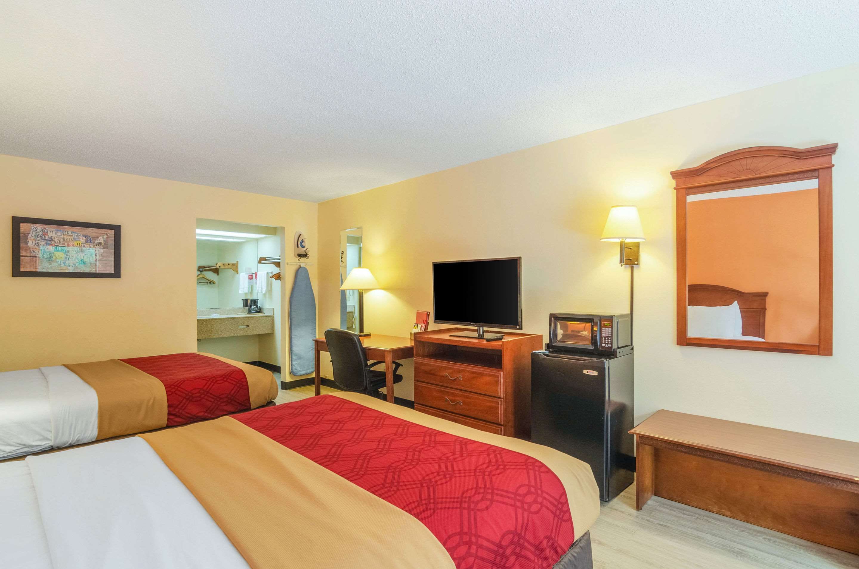 Econo Lodge Inn & Suites Gulfport Airport
