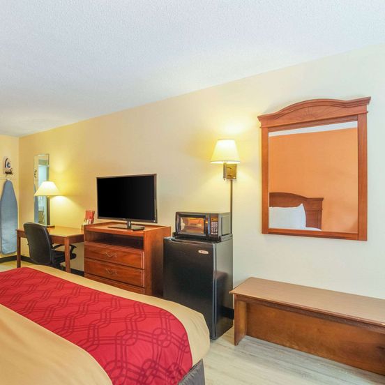 Econo Lodge Inn & Suites Gulfport Airport image 1
