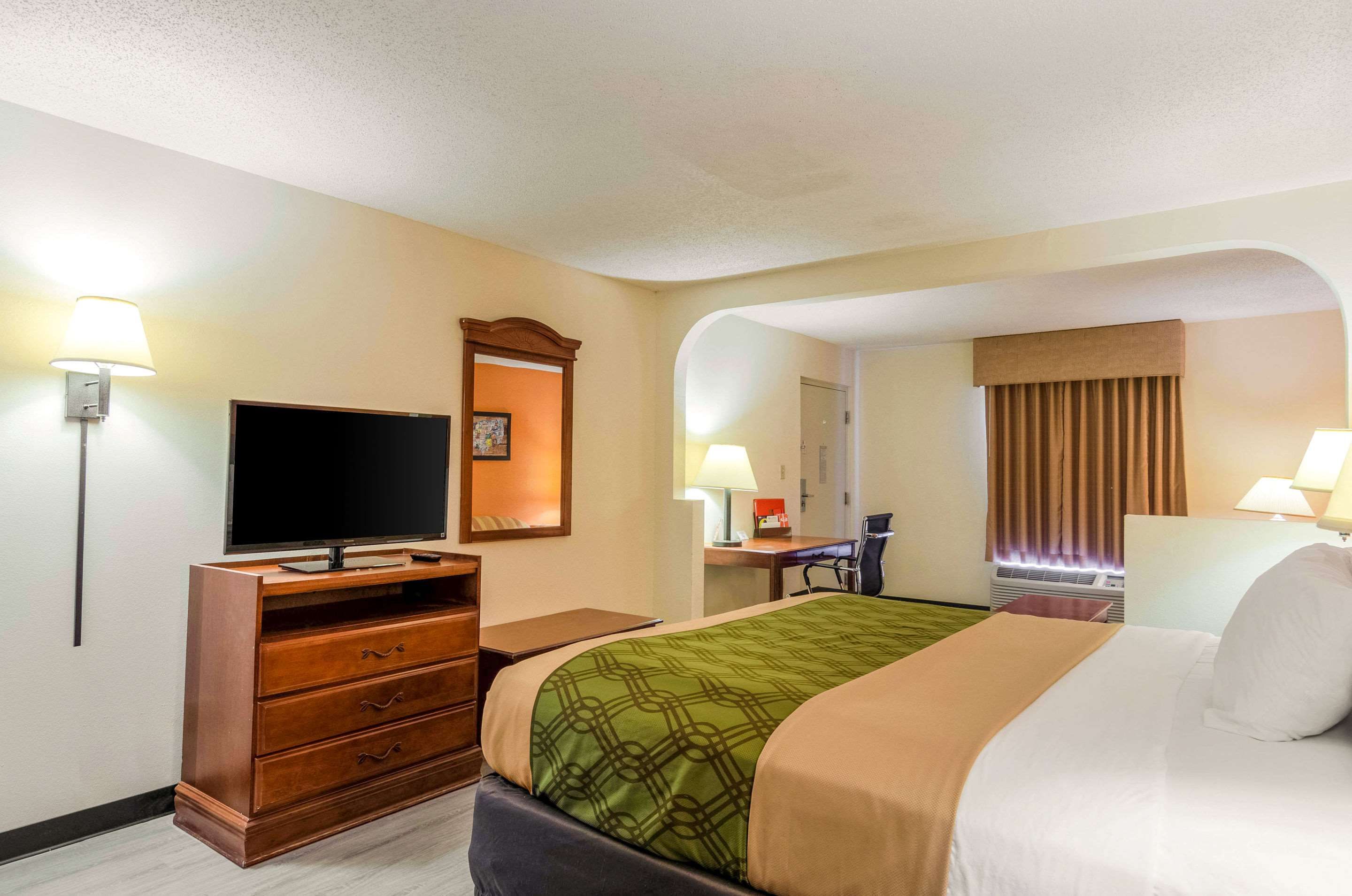 Econo Lodge Inn & Suites Gulfport Airport thumbnail 3