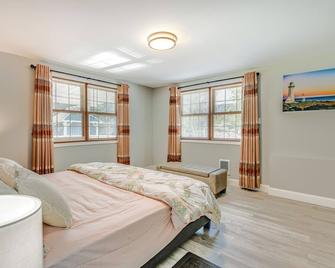 Lake Champlain Fun Apt with Fire Pit and Large Yard! - Essex Junction - Bedroom