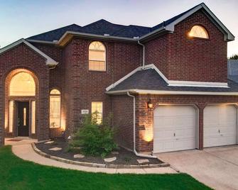 No Cleaning Fee: Relax at Plum Tree Ln Home\n - Flower Mound - Building