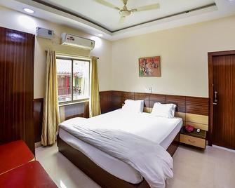 Hotel Om International - Bodh Gaya - Bedroom
