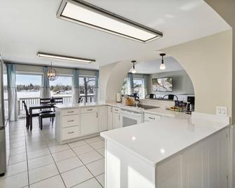 Amazing lake views for the perfect family getaway at the Lake Thirteen Retreat! - Farwell - Kitchen