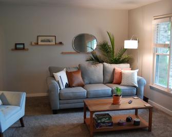 Small Town Dexter Retreat, Close to Ann Arbor - Dexter - Living room