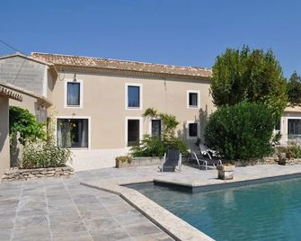Le Mas des Calus Chambres d'hôtes - L'Isle-sur-la-Sorgue