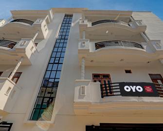 Hotel O Aanandwan Palace - Varanasi - Gebäude