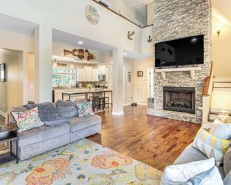 Modern Tims Ford Lake Home w/ Private Dock & Pool! - Lynchburg - Sala de estar