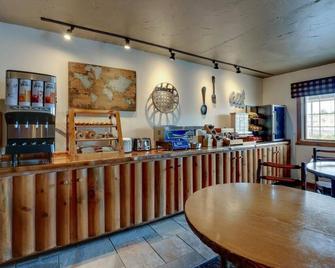 Family Adventure Awaits in Charming Galena! Indoor Pool | 2 Units - Galena - Bar