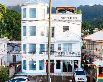 Sunset Plaza Apartments 2 - Victoria