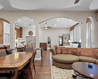 Crossroads Loft: Steps From Rt. 66 & Carthage Square - Carthage - Living room
