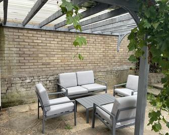 Cheerful 3 Bedroomed house,with parking and free intern free - Letchworth Garden City - Patio