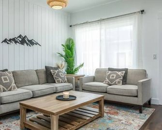 Entire Townhome Legends Retreat - South Jordan - Wohnzimmer