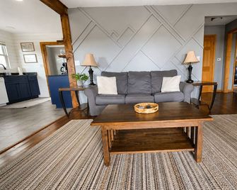 Stunning Mountain Views - Hilltop Cottage Near Brevard, Pisgah, & Dupont Forests - Pisgah Forest - Living room