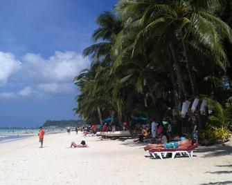 Amigos Beach Resort - Boracay - Bedroom