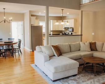 Spacious Group Stay-Pond Retreat, Fishing & Wineries Near Cville & Snp - Ruckersville - Sala de estar