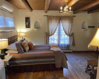 Casa de Tres Lunas/House of Three Moons - Santa Fe