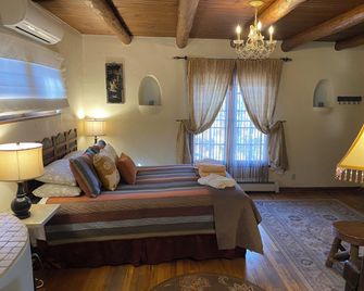 Casa de Tres Lunas/House of Three Moons - Santa Fe