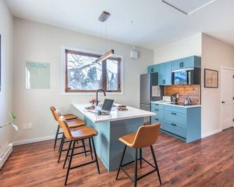 Sparkling New Rossland Midtown Studio Ap - Rossland - Comedor