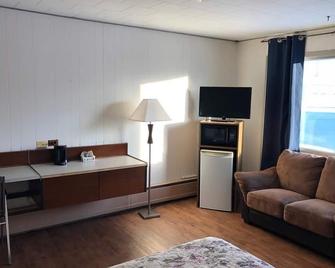 Moose Motel - Smooth Rock Falls - Living room
