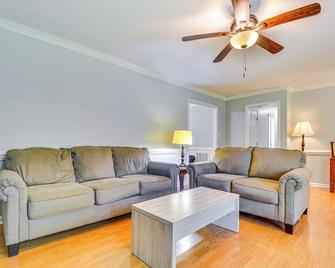 15 Mi to Raleigh: Pet-Friendly Home w/ Fire Pit! - Fuquay-Varina - Sala de estar