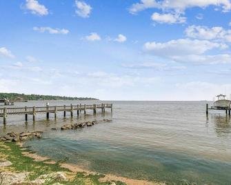 Available for CW 2025 One-level water-privileged dog-friendly home with screened porch and backyard - Chester - Beach