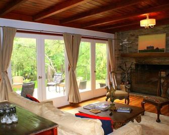 Romantic Country Cottage Right On The Cypress Creek! - Wimberley - Living room