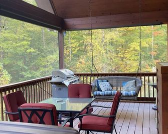 Cozy cabin w/ hot tub! Lake access w/ walk to pier - Clarksville - Balcón