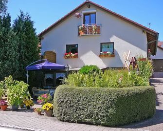 Ferienwohnung 100qm, 3 Schlafzimmer, max. 7 Personen - Ostrach - Building