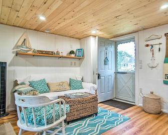 Walk to Beach Bright and Cozy Cape Cod Studio! - Dennis Port - Sala de estar